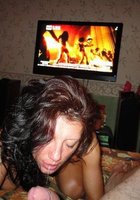 Голубоглазая брюнетка заглотила по самые яйца на кухне 36 фото