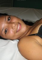 Веселая латинка показала стриптиз на кровати 9 фото Веселая латинка показала стриптиз на кровати 9 фото