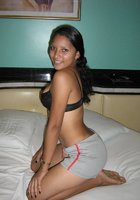 Веселая латинка показала стриптиз на кровати 10 фото Веселая латинка показала стриптиз на кровати 10 фото