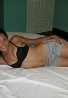 Веселая латинка показала стриптиз на кровати 8 фото Веселая латинка показала стриптиз на кровати 8 фото