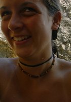 Стройная красотка оголила маленькие сиськи у бурной реки 6 фото