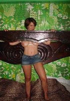 Грудастая жена демонстрирует себя на большой кровати 2 фото Грудастая жена демонстрирует себя на большой кровати 2 фото