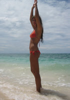 Худая модель загорает на пляже 1 фото Худая модель загорает на пляже 1 фото