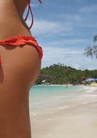 Худая модель загорает на пляже 2 фото Худая модель загорает на пляже 2 фото