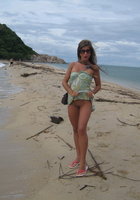 Худая модель загорает на пляже 10 фото Худая модель загорает на пляже 10 фото