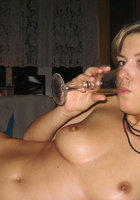 Коварная леди лежит на кровати голая с бокалом вина 14 фото Коварная леди лежит на кровати голая с бокалом вина 14 фото