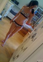 Телочки в нижнем белье позируют перед зеркалом 10 фото Телочки в нижнем белье позируют перед зеркалом 10 фото