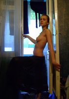 Худенькая студентка фотографирует голую грудь на диване 6 фото Худенькая студентка фотографирует голую грудь на диване 6 фото