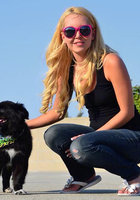 Блондинка раздвинула ножки на кровати в полосатых чулках 5 фото Блондинка раздвинула ножки на кровати в полосатых чулках 5 фото