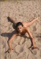 Горячая брюнетка демонстрирует свое тело на пляже 15 фото Горячая брюнетка демонстрирует свое тело на пляже 15 фото