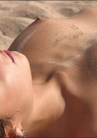 Горячая брюнетка демонстрирует свое тело на пляже 13 фото Горячая брюнетка демонстрирует свое тело на пляже 13 фото