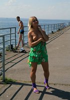 Девушка в зеленом сарафане позирует на природе 2 фото Девушка в зеленом сарафане позирует на природе 2 фото