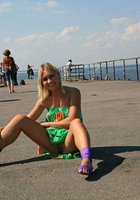 Девушка в зеленом сарафане позирует на природе 20 фото Девушка в зеленом сарафане позирует на природе 20 фото