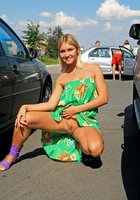 Девушка в зеленом сарафане позирует на природе 16 фото Девушка в зеленом сарафане позирует на природе 16 фото