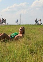 Девушка в зеленом сарафане позирует на природе 15 фото Девушка в зеленом сарафане позирует на природе 15 фото