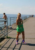 Девушка в зеленом сарафане позирует на природе 23 фото Девушка в зеленом сарафане позирует на природе 23 фото