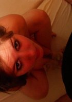 Подруга в черных трусиках позирует перед телевизором в комнате 3 фото Подруга в черных трусиках позирует перед телевизором в комнате 3 фото