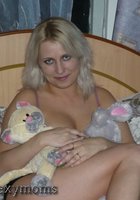 Дамочка, одетая в красное, сидит на полу 25 фото Дамочка, одетая в красное, сидит на полу 25 фото