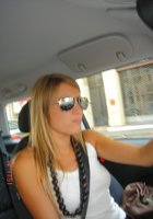 Стройная мамка разделась в открытом бассейне летом 3 фото