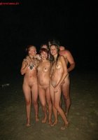 Свингеры отправились на ночное купание к реке 1 фото Свингеры отправились на ночное купание к реке 1 фото