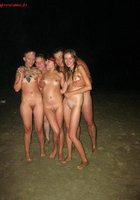 Свингеры отправились на ночное купание к реке 11 фото Свингеры отправились на ночное купание к реке 11 фото