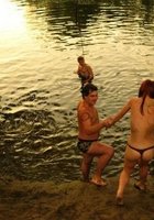 Свингеры отправились на ночное купание к реке 2 фото Свингеры отправились на ночное купание к реке 2 фото