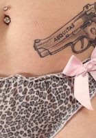 Брюнетка демонстрирует все свои татуировки 2 фото Брюнетка демонстрирует все свои татуировки 2 фото