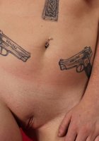 Брюнетка демонстрирует все свои татуировки 33 фото Брюнетка демонстрирует все свои татуировки 33 фото