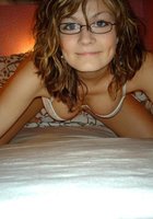 Мамка в очках мастурбирует вагину вибратором 4 фото Мамка в очках мастурбирует вагину вибратором 4 фото