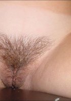 Любовница с татуировкой бабочки хвастается своей небритой киской 3 фото