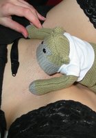 Развратница потрахалась с игрушечной обезьянкой 14 фото Развратница потрахалась с игрушечной обезьянкой 14 фото
