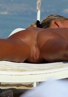 Девушки загорают на пляже без купальника 3 фото Девушки загорают на пляже без купальника 3 фото