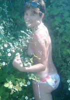 Барышня позирует в чулках и трусиках на даче 15 фото Барышня позирует в чулках и трусиках на даче 15 фото