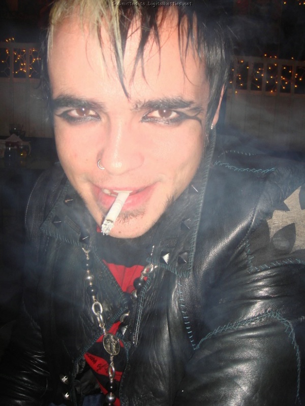 Эмо девушка любит сосать члены и целоваться с подругами 6 фотография