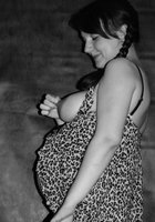 Пышная модель позирует в нижнем белье на постели 17 фото