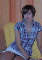 На диване фифа с пирсингом показывает клитор с половыми губами 1 фото На диване фифа с пирсингом показывает клитор с половыми губами 1 фото