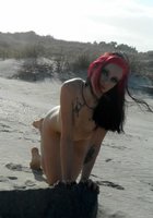 Худая рокерша гуляет по песку 3 фото Худая рокерша гуляет по песку 3 фото