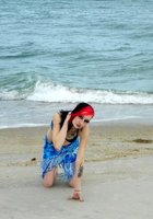 Худая рокерша гуляет по песку 11 фото Худая рокерша гуляет по песку 11 фото