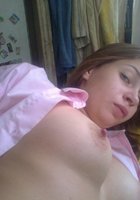 Толстогубая девушка расстегнула розовую рубашку в комнате 16 фото Толстогубая девушка расстегнула розовую рубашку в комнате 16 фото