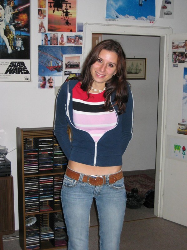 Кудрявая чувиха отсасывает писюн друга после раздевания догола 1 фотография