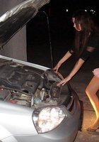 Брюнетка раздевается на улице и в спальне 10 фото Брюнетка раздевается на улице и в спальне 10 фото