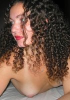 Кучерявая мамка сняла красные трусики и лифчик 7 фото