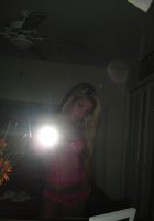 Блондинка в розовом белье фотографирует себя в отражении 1 фото Блондинка в розовом белье фотографирует себя в отражении 1 фото