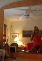 Блондинка в розовом белье фотографирует себя в отражении 20 фото Блондинка в розовом белье фотографирует себя в отражении 20 фото