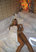 Девушка нежится в постели без одежды 12 фото Девушка нежится в постели без одежды 12 фото