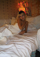 Девушка нежится в постели без одежды 6 фото Девушка нежится в постели без одежды 6 фото