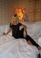 Девушка нежится в постели без одежды 1 фото Девушка нежится в постели без одежды 1 фото