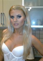 Блондинка эротично разлеглась на диване 8 фото Блондинка эротично разлеглась на диване 8 фото