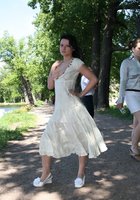 Озорница светит сиськами на виду у прохожих 9 фото Озорница светит сиськами на виду у прохожих 9 фото