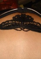 Стройная брюнетка позирует в стрингах на фоне ковра 7 фото Стройная брюнетка позирует в стрингах на фоне ковра 7 фото